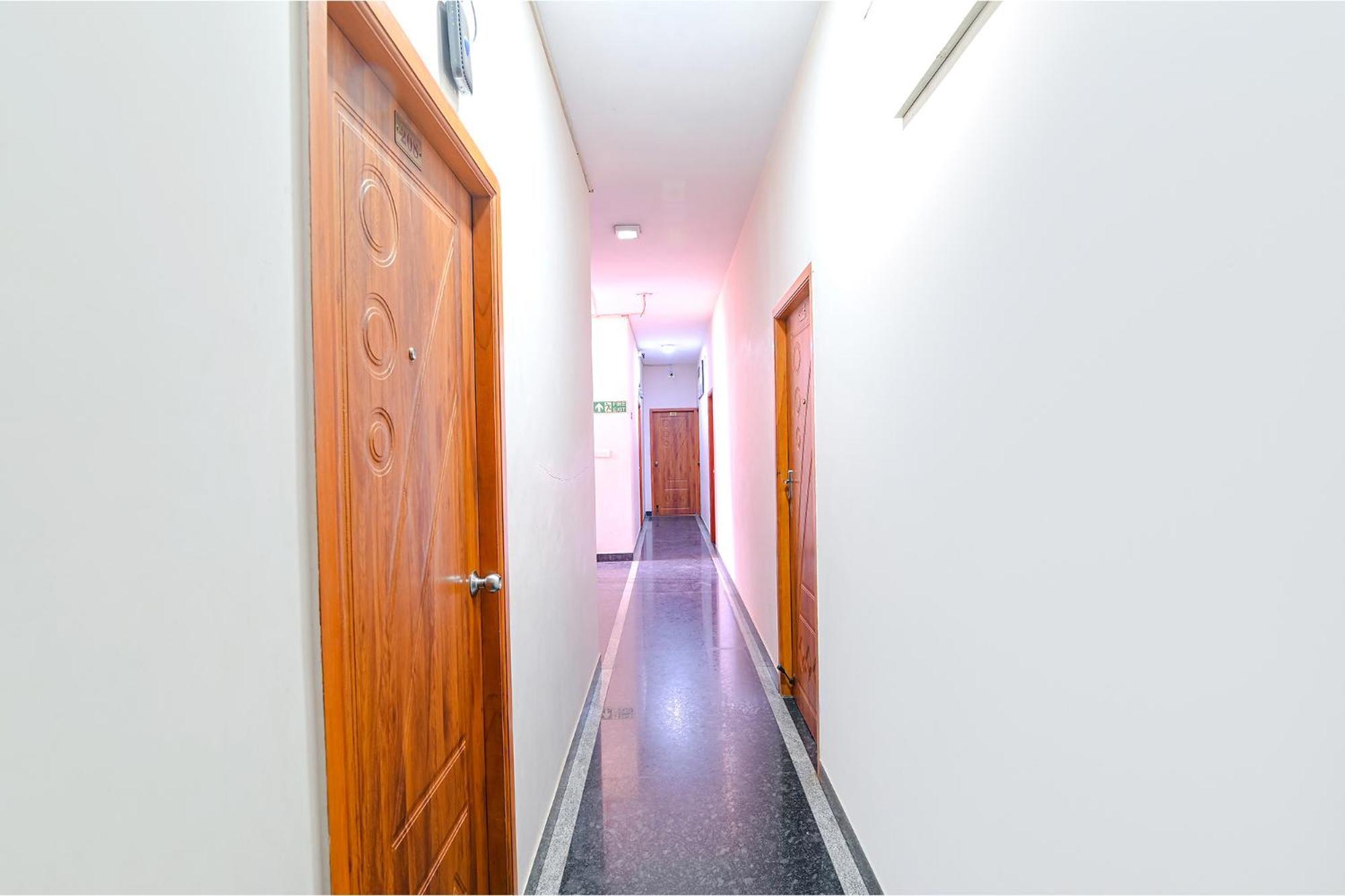 Fabhotel Vrj Residency - 500m From Trade Center Hotel
