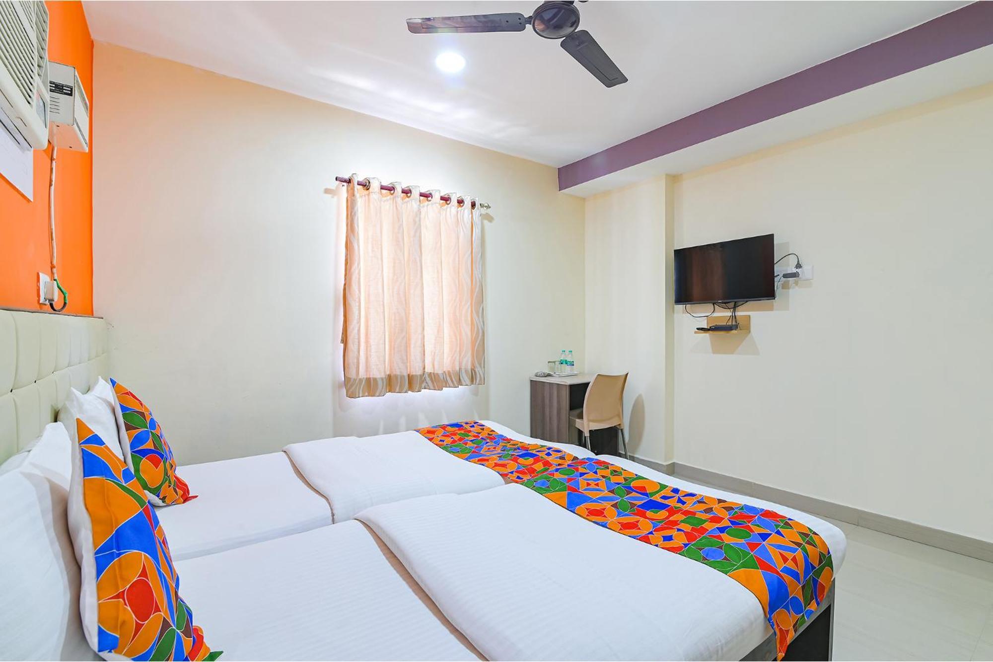 Hotel Fabhotel Vrj Residency - 500m From Trade Center 3*