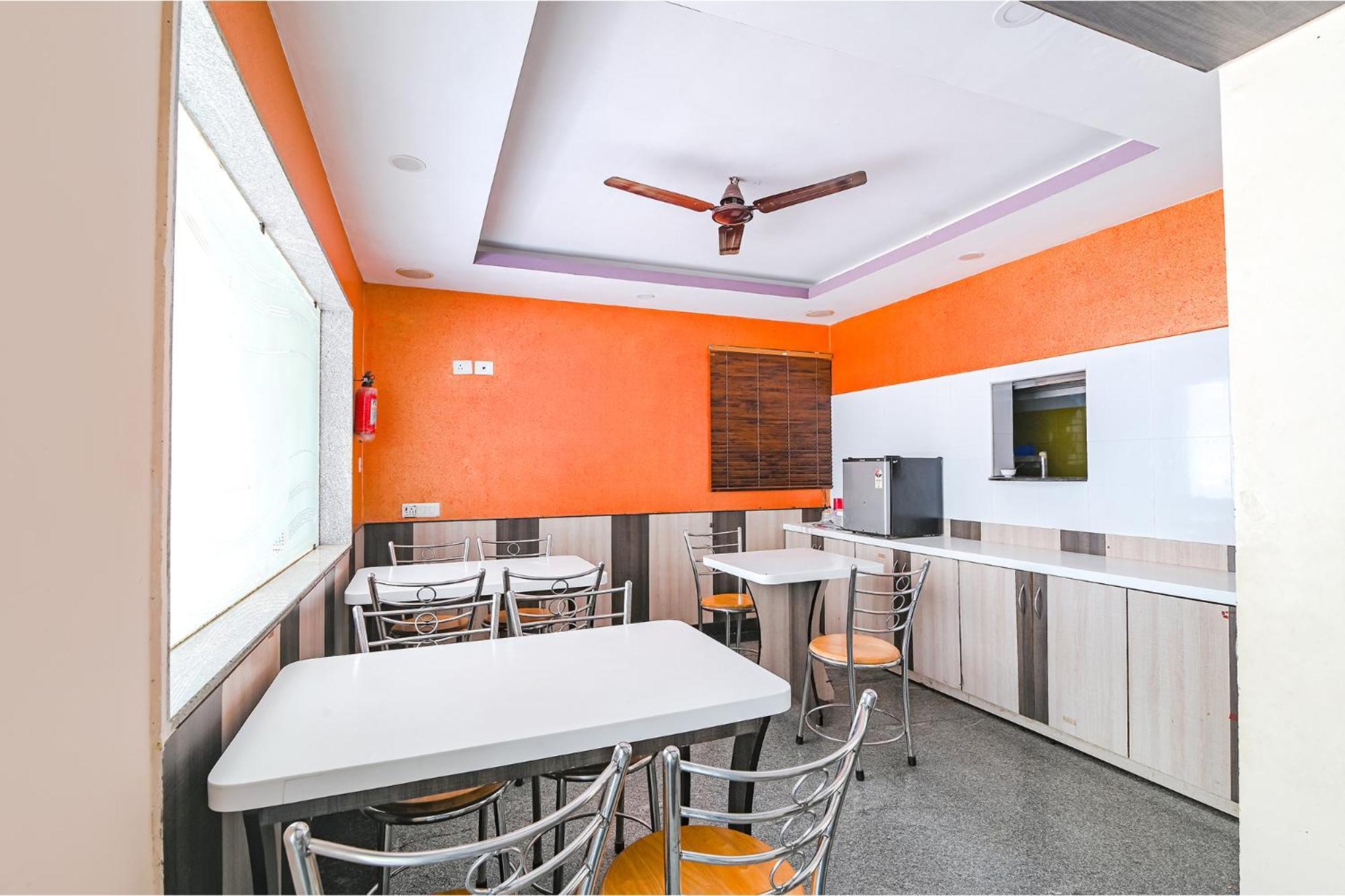 Fabhotel Vrj Residency - 500m From Trade Center Hotel
